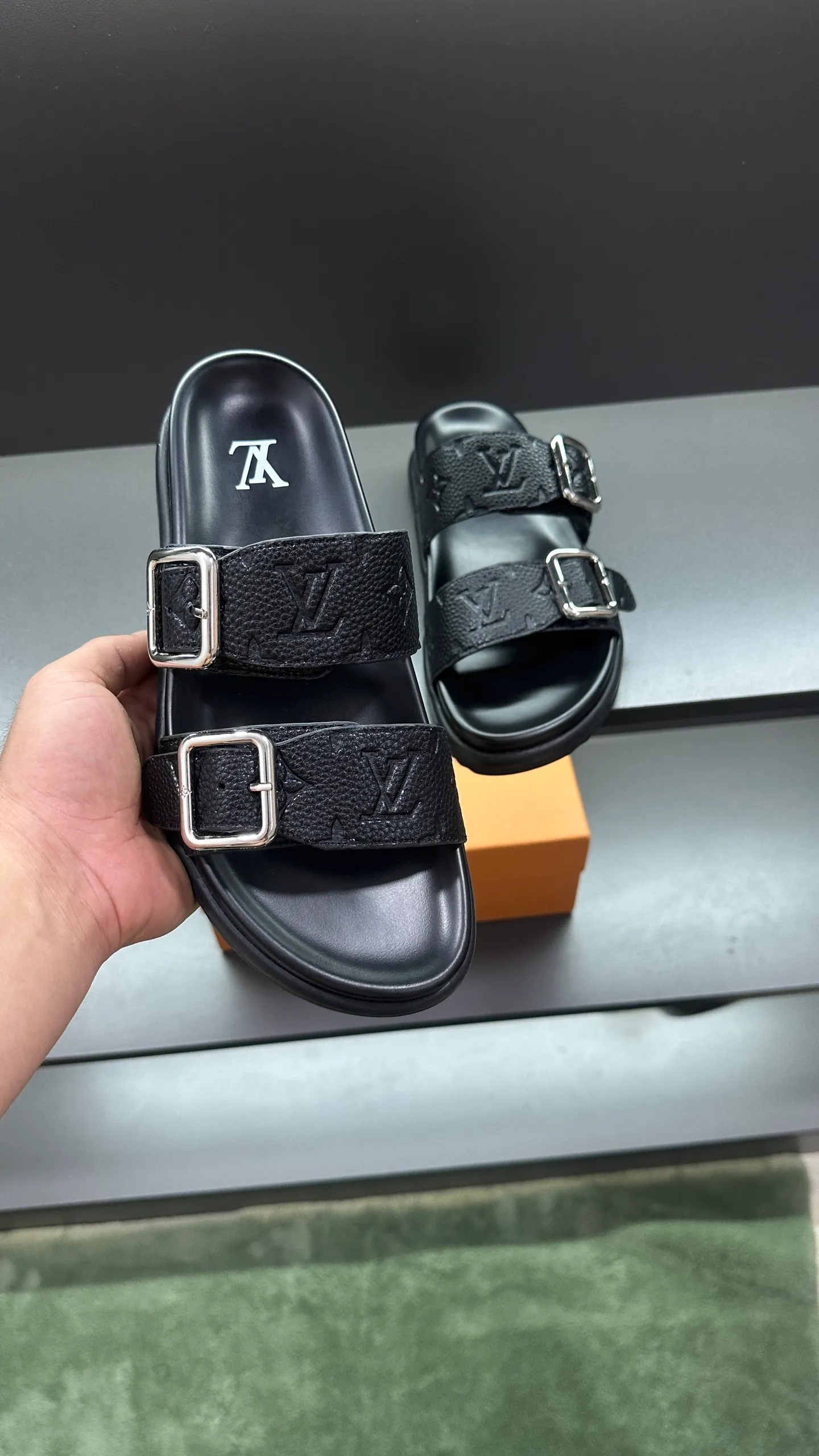 P320 🔍Top purchasing agent LV men's spring and summer slippers counter synchronized. The uppers are made of cowhide fabric imported from Italy, with logo graphics and high-quality craftsmanship. The soles are: original soles specially provided by the original factory. Exclusive molded soles are super comfortable. Original factory follow-up orders. 🔍🔍High quality. You can enter and exit the counter at will. Welcome to compare. Size 38-45